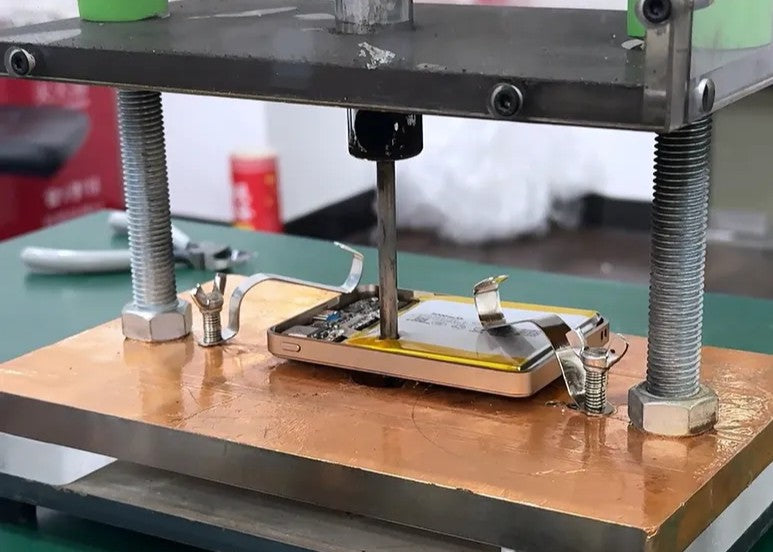 Video laden: ZIKE solid-state battery puncture test video